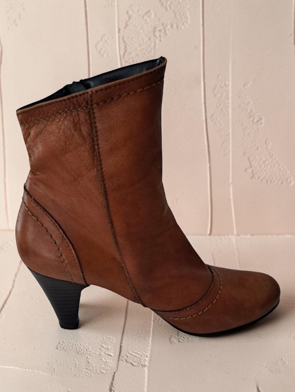Leather women's tan heeled ankle boots booties Made in Italy zip closure heel 3"